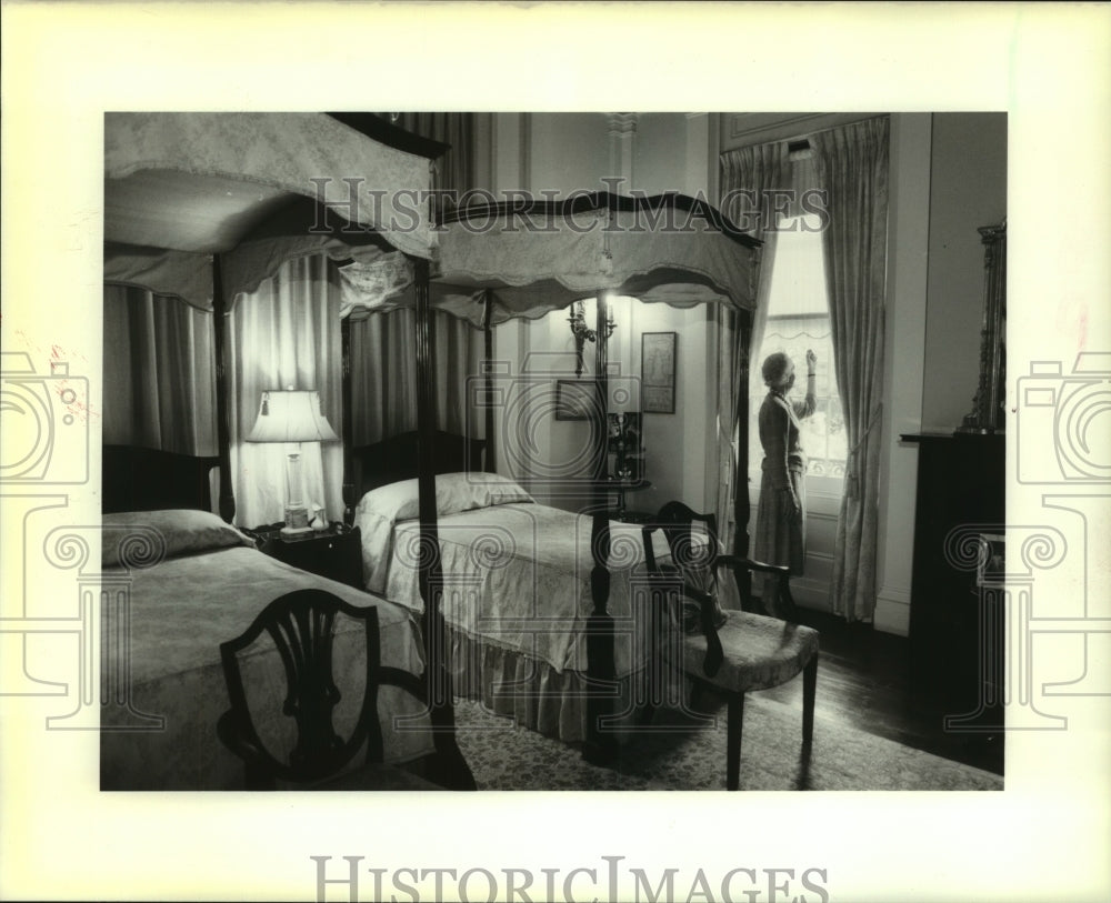 1989 Press Photo Historical bedroom in Mrs Frank Strachan, 113 First Street Home - Historic Images