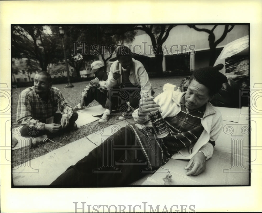 1995 Press Photo Darryl Maloid with other homeless camp in Lafayette park - Historic Images