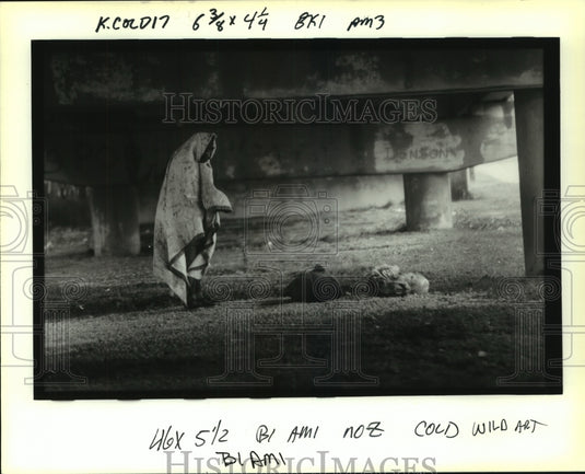 1993 Press Photo A homeless man trying to fight the cold- Living under a bridge - Historic Images
