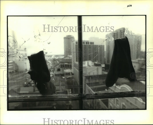 1995 Press Photo A squatter in an abandoned building hangs his socks to dry - Historic Images