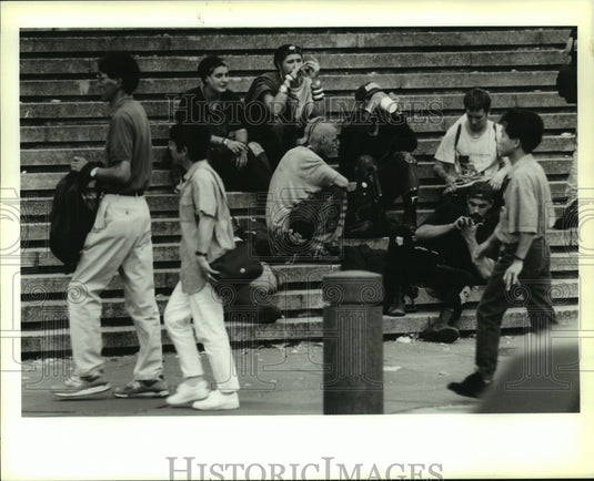 Press Photo Young street people hang out on steps at Washington Artillery Park - Historic Images