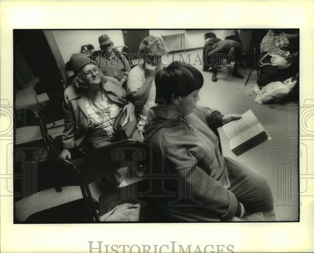 1996 Press Photo Homeless women processed in at the Brantley Baptist Center - Historic Images