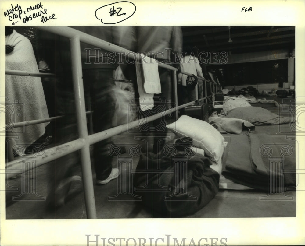 1996 Press Photo Homeless men enter the Pavilion for their dinner meal and bed - Historic Images