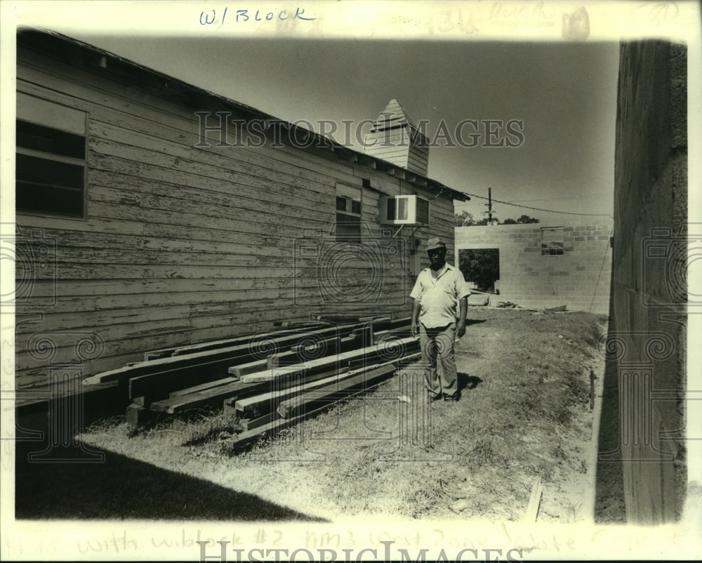 1980 Press Photo Rev Kermis Jason Jr at Holy Trinity Baptist Church construction - Historic Images