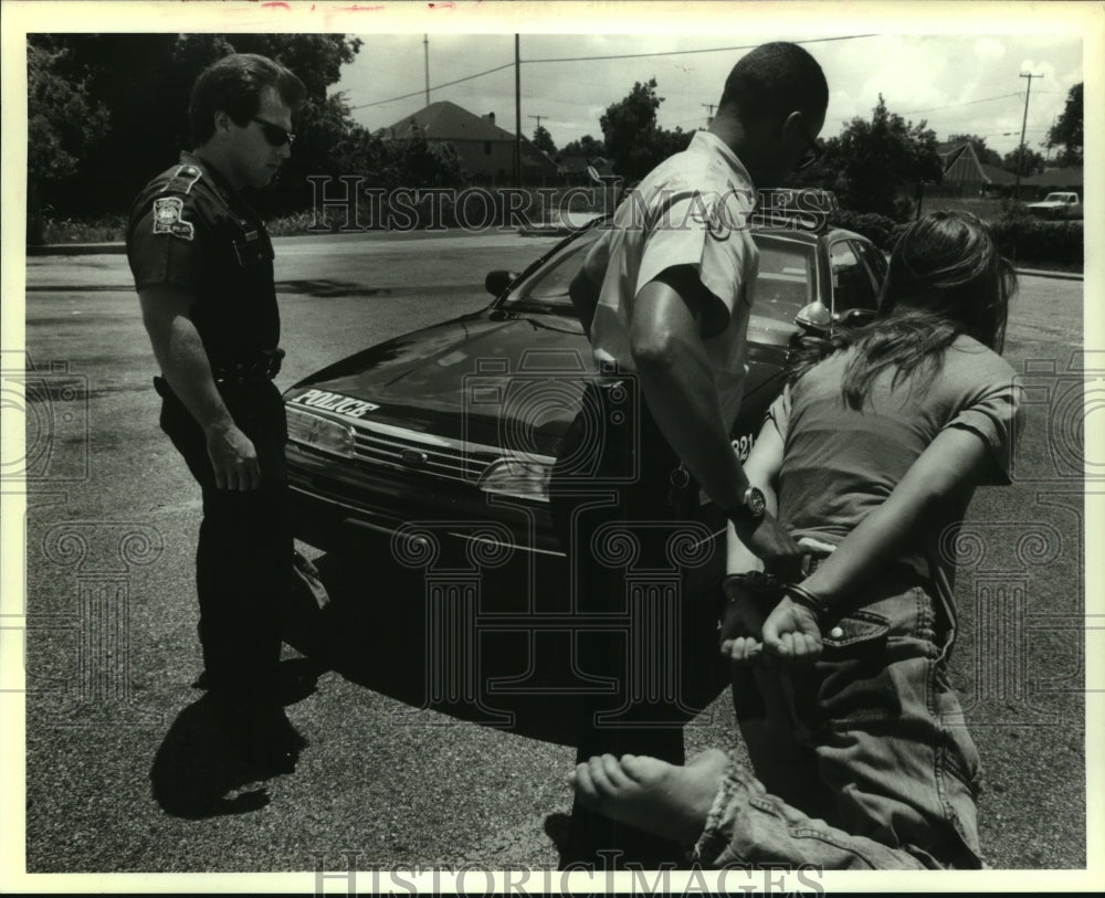 1993 Press Photo New Orleans Policemen taking a vagrant to Charity Hospital - Historic Images