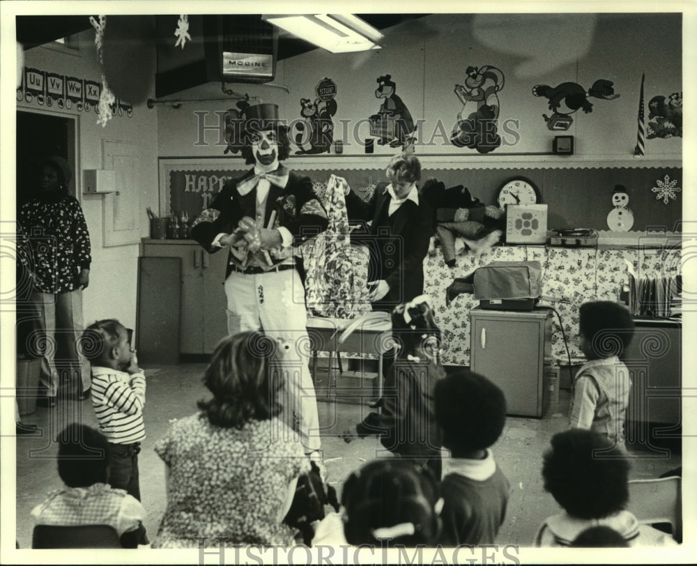 1979 Press Photo Clown entertains children at Homestart Program - nob35878 - Historic Images