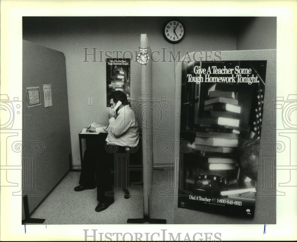 1990 Press Photo Roger Rankin mans telephone at Homework Hotline Headquarters - Historic Images