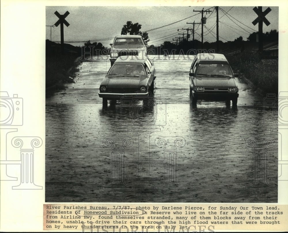 1987 Press Photo Residents of Homewood Subdivision in Reserve stranded in flood - Historic Images