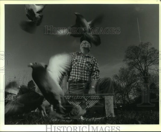 1992 Press Photo Jack Adams poses with his prize-winning homing pigeons - Historic Images