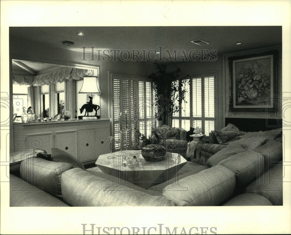 1988 Press Photo Newly decorated & renovated living room with plantation shutter - Historic Images