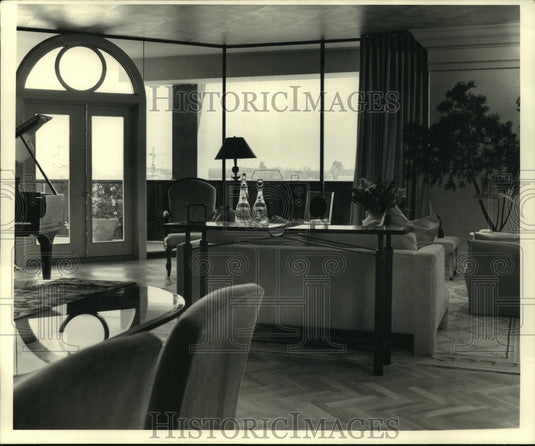 1986 Press Photo Modern designed living room with a grand piano centerpiece - Historic Images