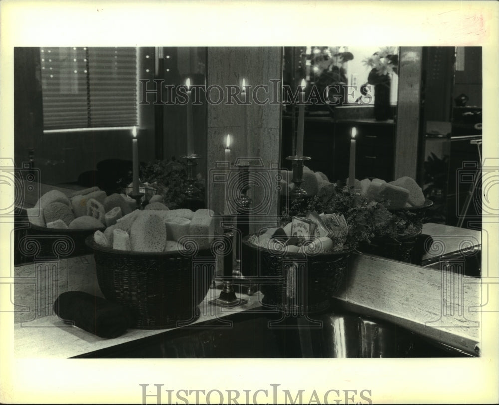 1986 Press Photo Romantic setting achieved with candle accents in the bathroom - Historic Images