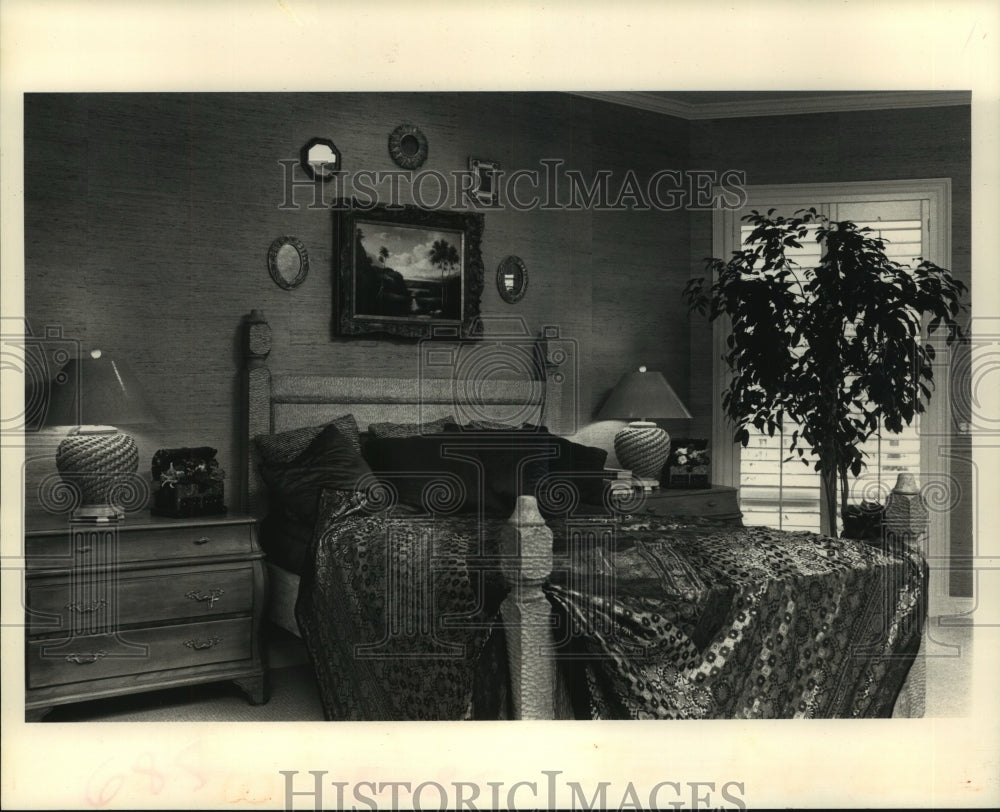 1989 Press Photo Bedroom with a cosmic theme and adorned with jewel-box colors - Historic Images