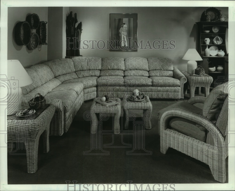 1986 Press Photo Living room decorated with Synthesize blond wicker furniture - Historic Images