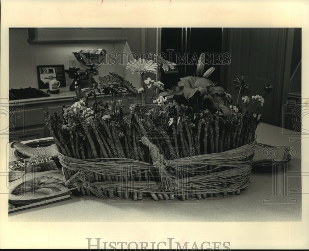 1990 Press Photo Dinning table adorned with asparagus centerpiece - Historic Images