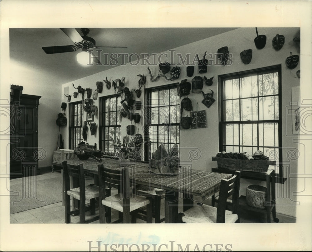 1989 Press Photo Dinning room of Texas collector decorated with Mexican Masks - Historic Images