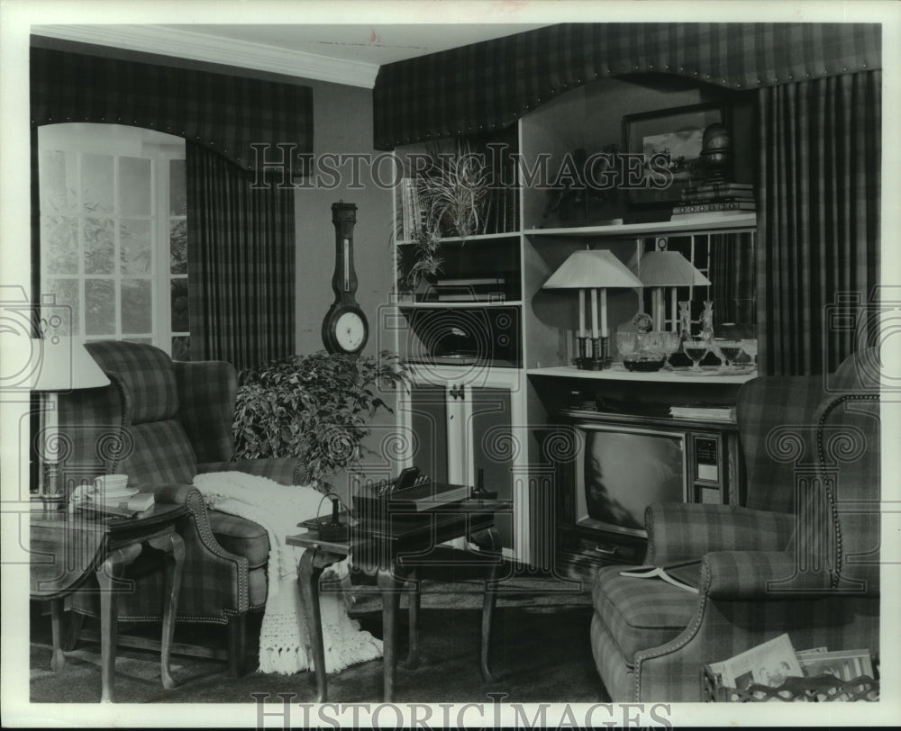 1986 Press Photo Home Focus, Plaid draperies frame media center in the den - Historic Images