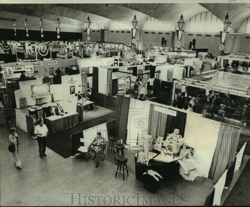 1976 Press Photo Bicentennial Home Show held at the Rivergate through Sunday. - Historic Images