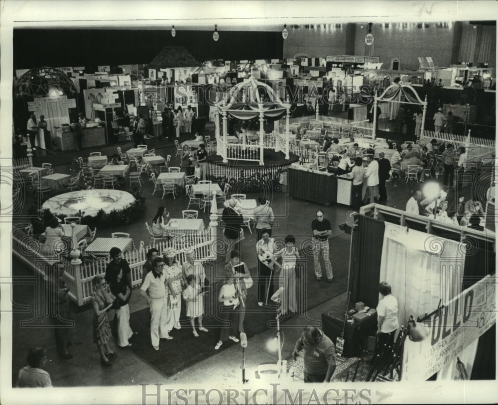 1975 Press Photo Spectators crowd The Rivergate for the Home and Garden Show. - Historic Images