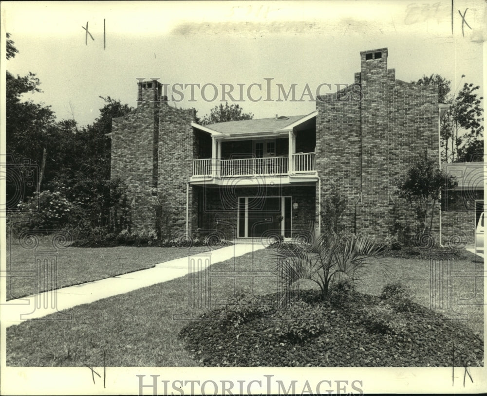 1980 Press Photo Newly remodeled house with lush landscaping front yard - Historic Images