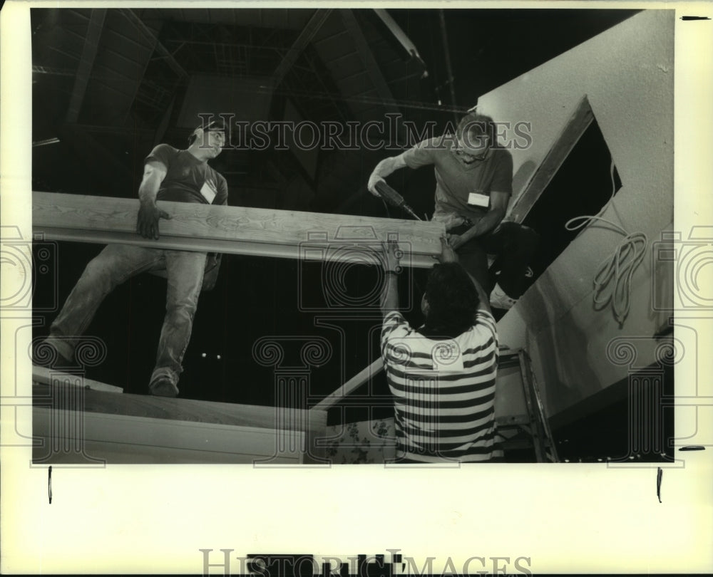 1990 Press Photo Paul Gironda and coworkers work on booth in New Orleans - Historic Images