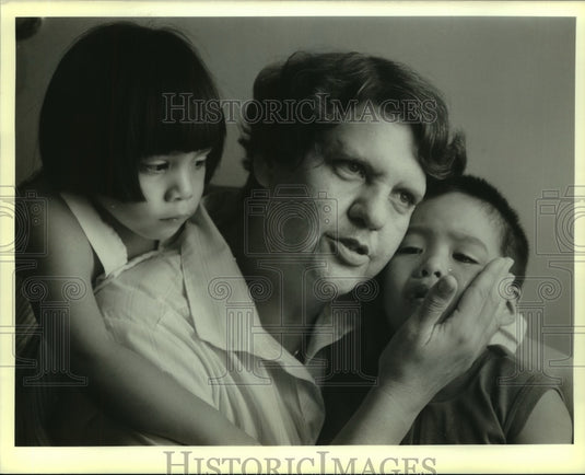 1989 Press Photo Vivian Joan Holyfield with adopted Choctow Indian twins - Historic Images