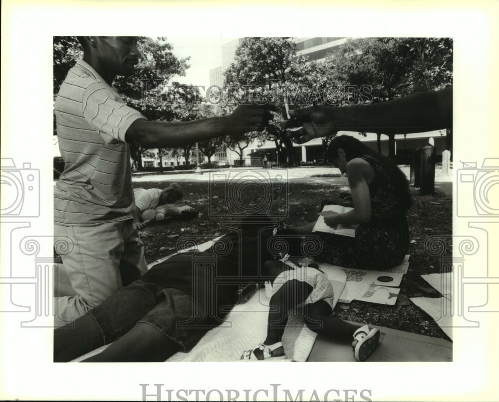 1995 Press Photo Group of homeless people that sleep in Lafayette Square Park - Historic Images