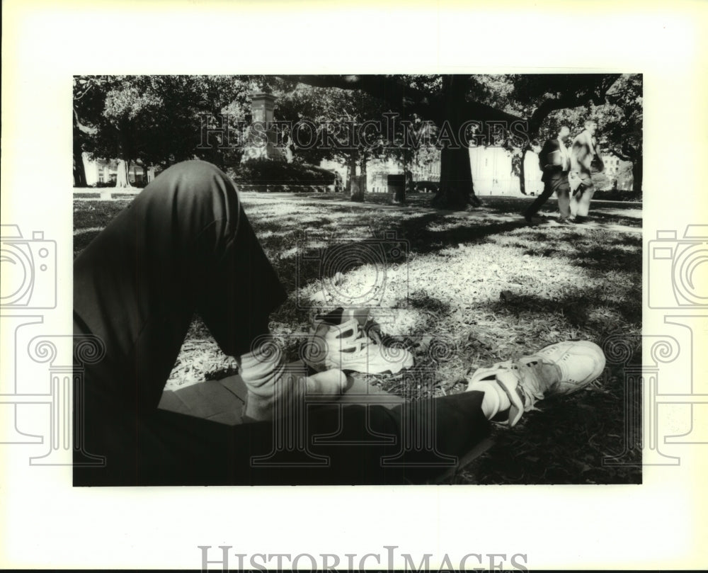 1995 Press Photo Businessmen strolling through Lafayette Square Park - Historic Images