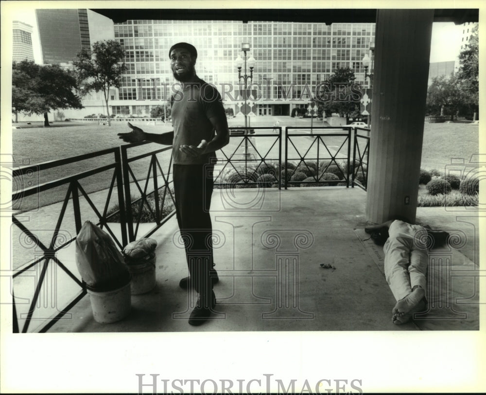 1994 Press Photo Homeless man, Keith Savage,  arrested in Duncan Plaza - Historic Images