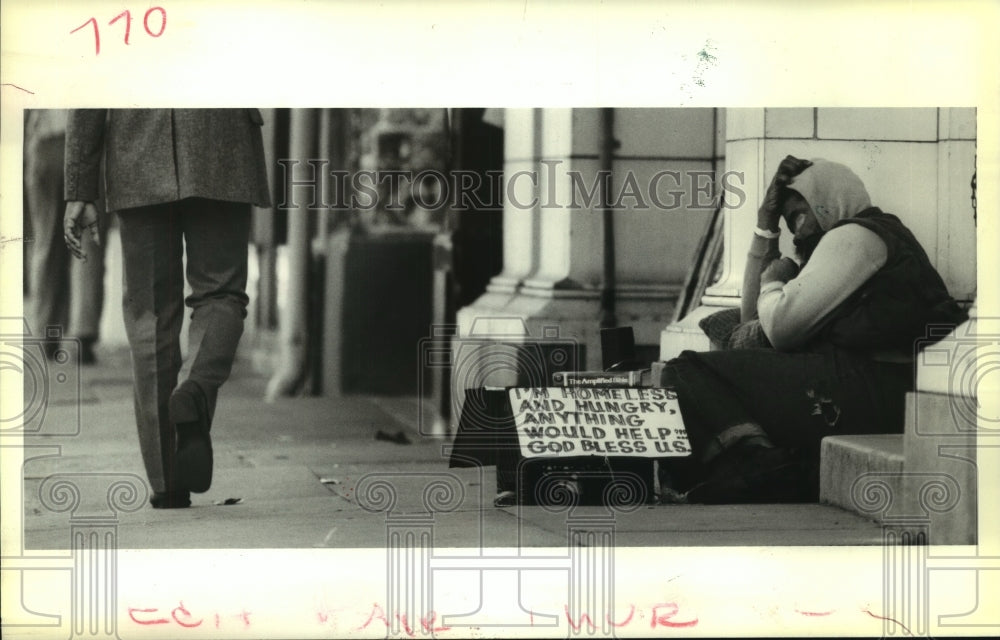 1988 Press Photo Begger known as Sonny begs on Dumain Street - Historic Images