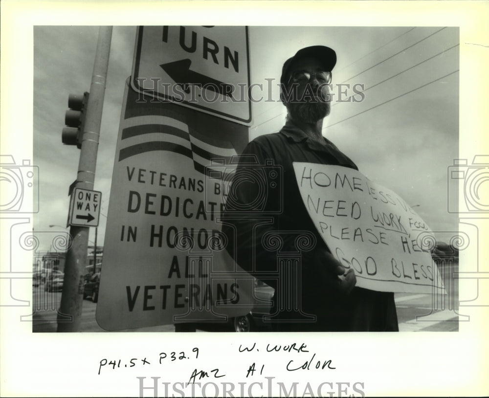 1992 Press Photo David Vaughan, Merchant Marine, holds sign - Historic Images