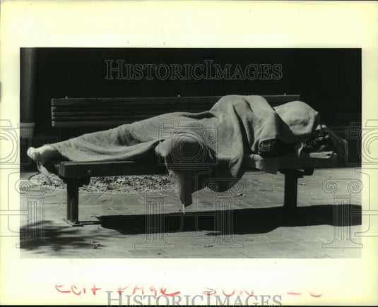 1989 Press Photo Homeless person found sleeping on bench on Fulton Street - Historic Images