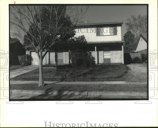 1990 Press Photo Two story home at 2311 St. Nick Drive in Algiers. - Historic Images