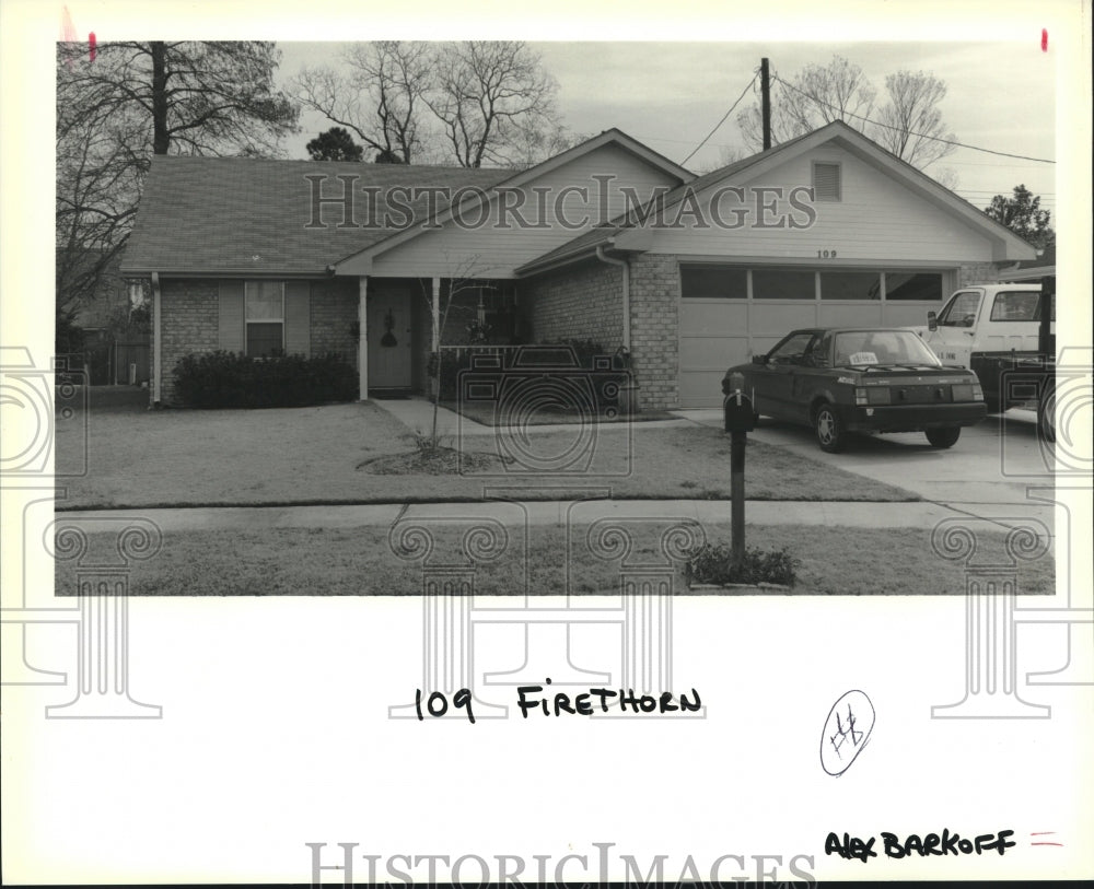 1990 Press Photo Home at 109 Firethorn with two car attached garage. - Historic Images