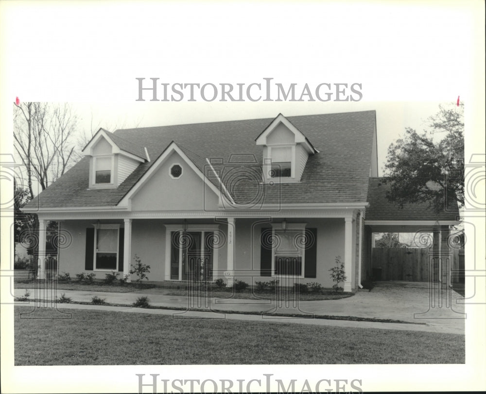 1990 Press Photo Home with carport at 4912 Avron, Metairie, Louisiana. - Historic Images