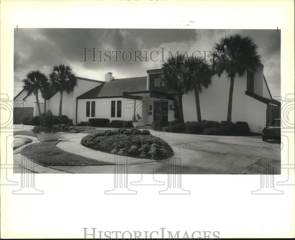 1990 Press Photo Modern home at 61 Queens Court, Chalmette recently sold. - Historic Images