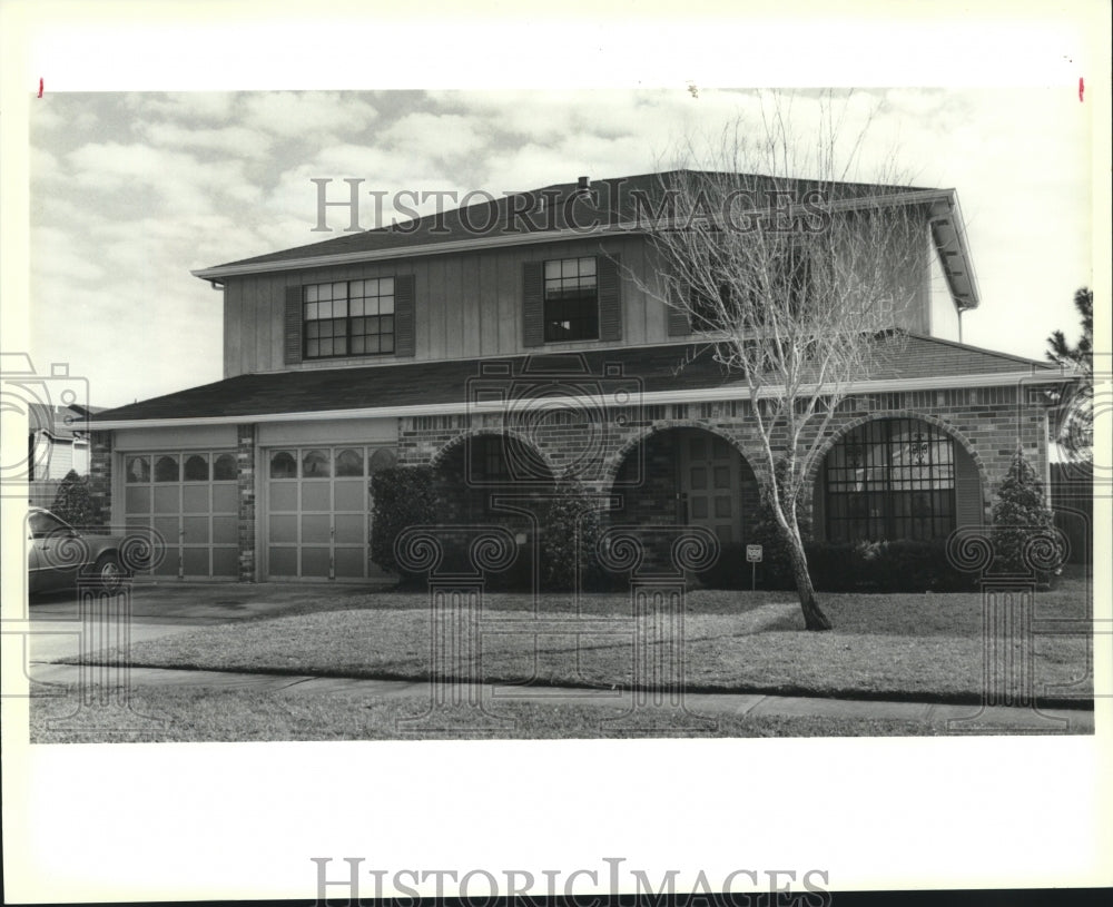 1990 Press Photo Home at 801 Fairfax in Terrytown has a two car attached garage. - Historic Images