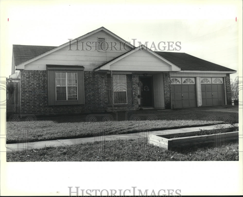 1990 Press Photo Home with two car attached garage at 1857 Stall, Harvey. - Historic Images