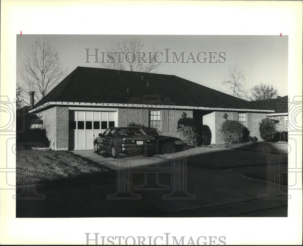 1989 Press Photo Real Estate transfer photo of #10 Cocodrie Court, Kenner. - Historic Images