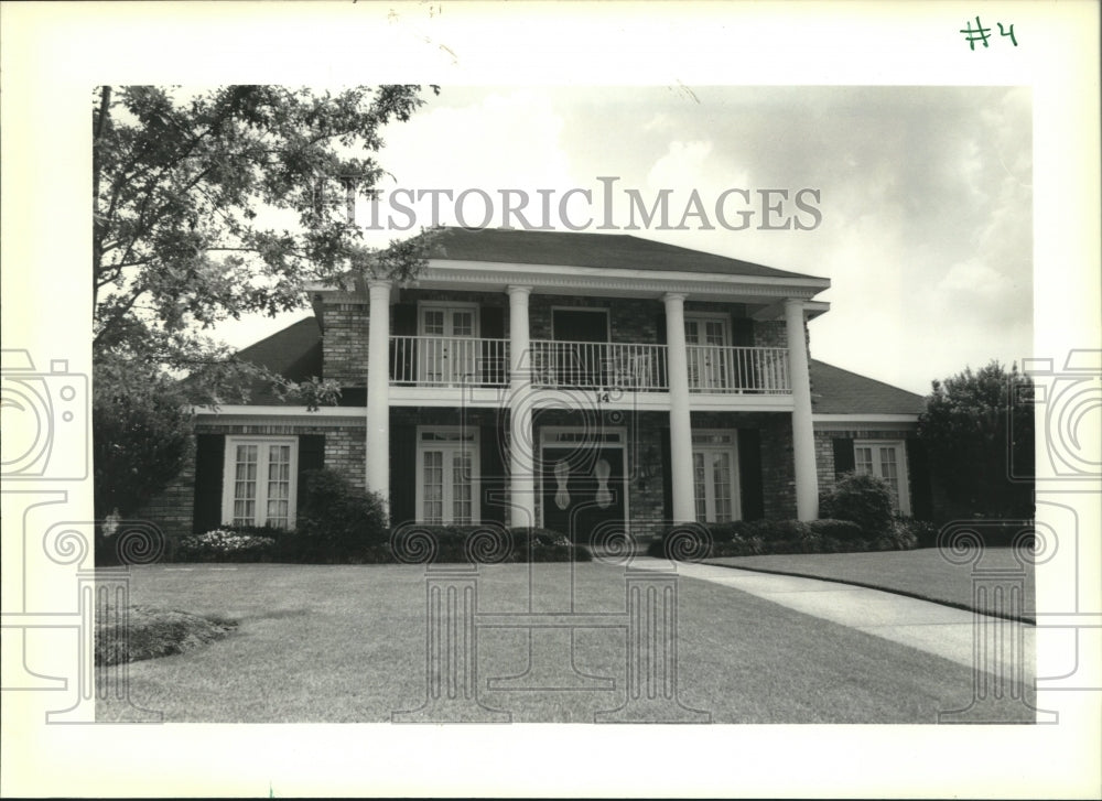 1989 Press Photo Real Estate transfer photo of 14 Chateau Pontet Canet. - Historic Images