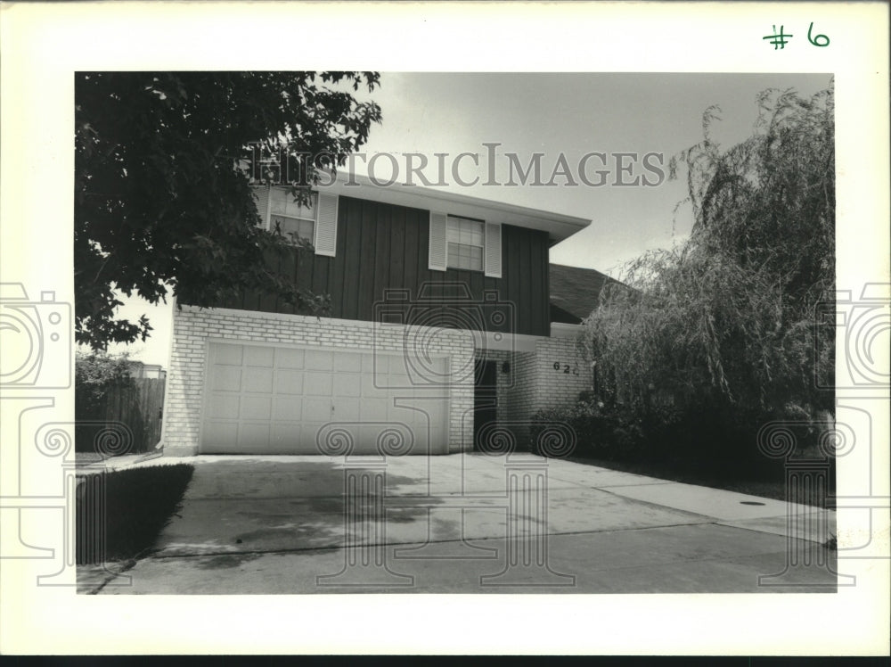 1989 Press Photo Real Estate transfer photo of 620 St. Julian, New Orleans. - Historic Images