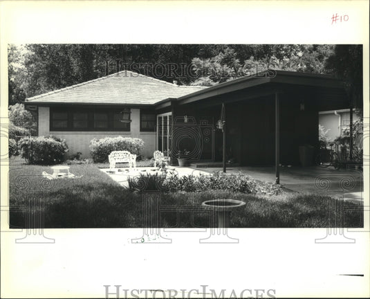 1989 Press Photo Back yard of a house at