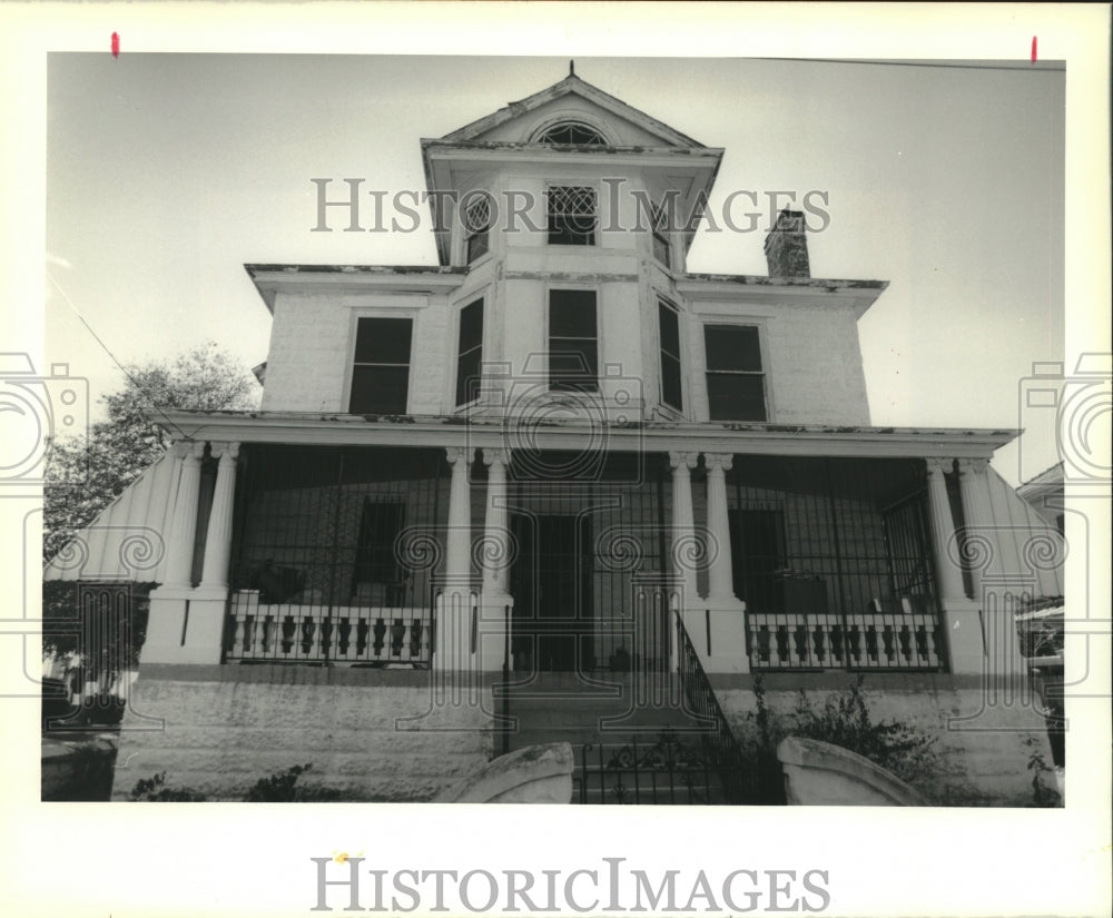 1989 Press Photo Real Estate transfer photo, 1024 City Park Avenue, New Orleans. - Historic Images