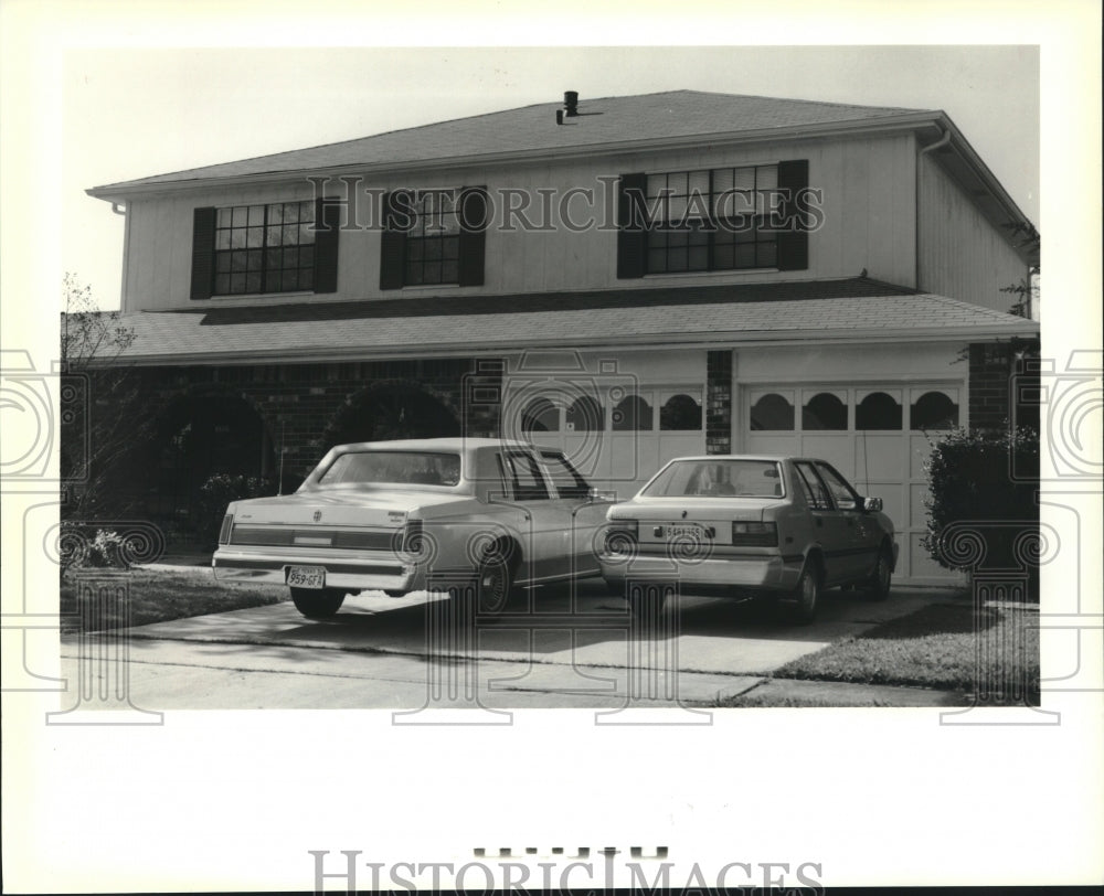 1989 Press Photo Two story, two car garage home at 852 Kingsway in Terrytown. - Historic Images