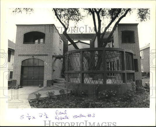 1989 Press Photo Modern two story home with a front deck at 6537 West End Blvd. - Historic Images
