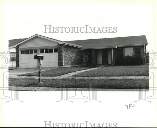 1990 Press Photo Brick house, two car attached garage at 3809 Shannon in Harvey. - Historic Images