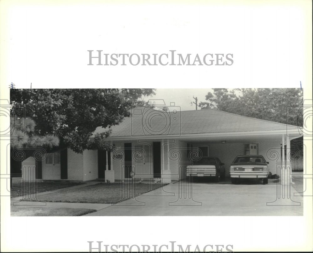 1990 Press Photo A beautiful home with a carport at 4613 Bissonet in Metairie - Historic Images