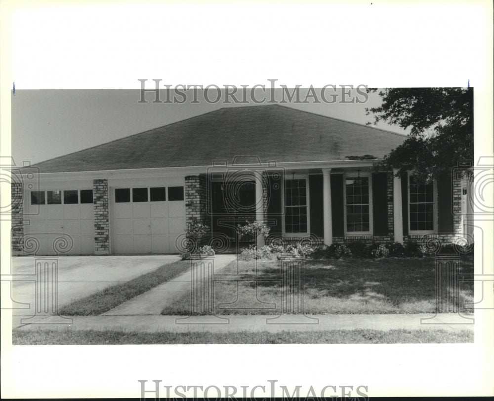 1990 Press Photo A double-car garage brick home at 3332 Irish Bend Rd. in Kenner - Historic Images