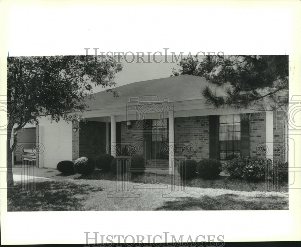 1990 Press Photo Big windows compliment this home at 4165 Beaune Dr. in Kenner - Historic Images