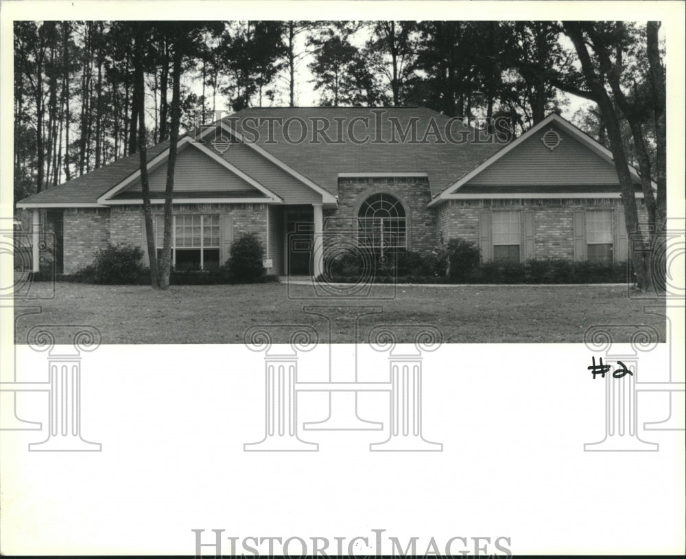 1990 Press Photo Exterior view of brick house at 408 Rosedown Way in Mandeville, - Historic Images